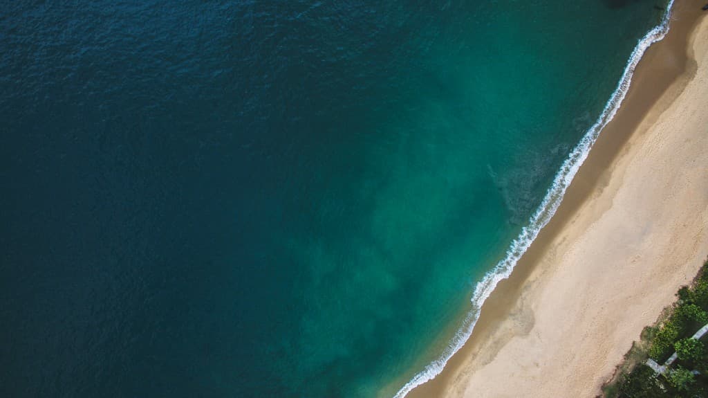 Vista aérea do mar turquesa e da praia em São Sebastião